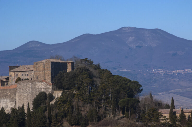 Il castello di Trevinano con panorama sul Monte Amiata.
