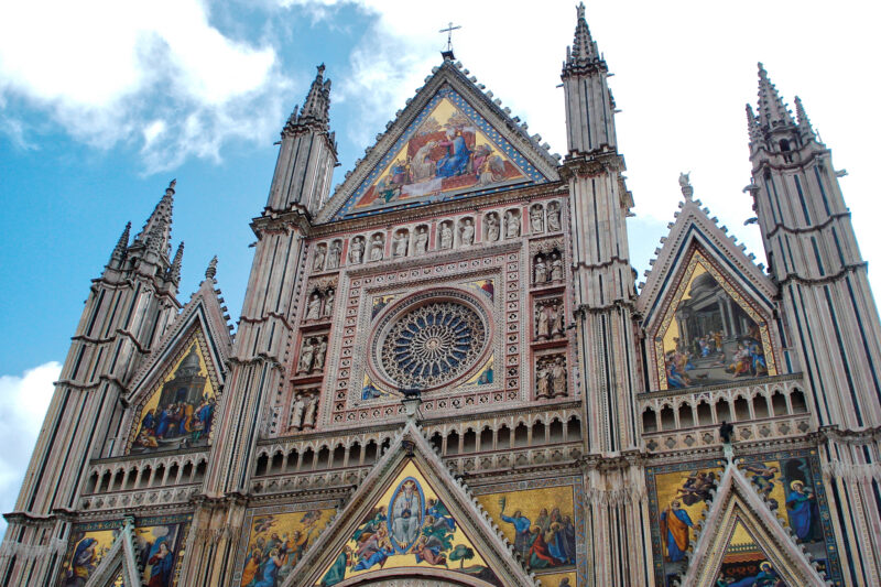 La splendida facciata in stile gotico del Duomo di Orvieto.