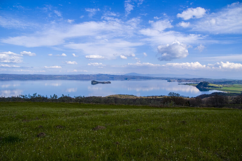 Panoramica del lago di Bolsena, il più grande lago vulcanico d'Europa.