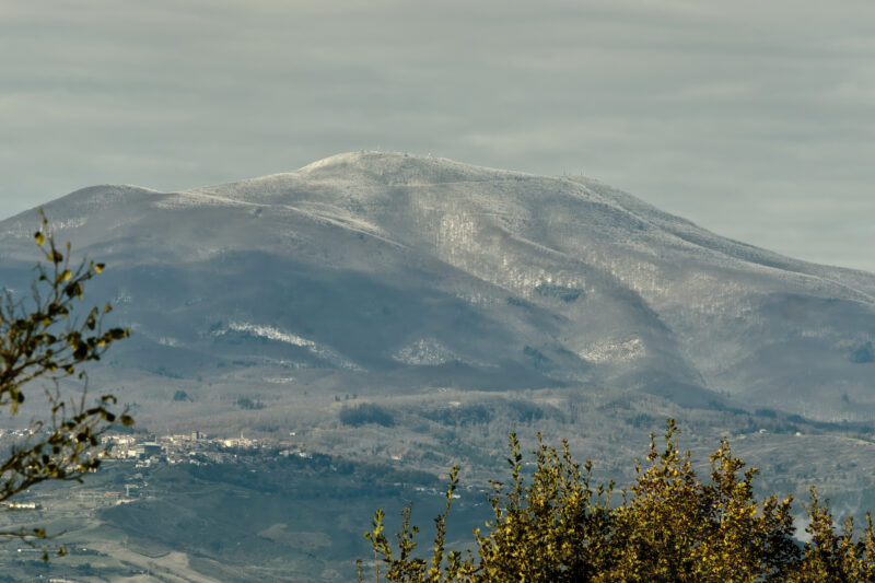 Panorama verso il monte Amiata coperto dalla prima neve.